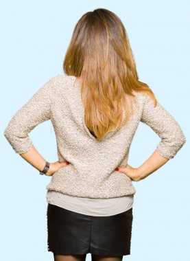 Geriye doğru uzakta silah ile vücut üzerinde arıyorsunuz moda kazak ayakta giyen güzel orta yaş kadın