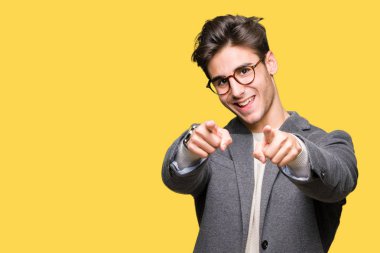 Genç iş adamı gözlük izole üzerinde arka plan size işaret ve parmaklar, olumlu ve neşeli gülümseyen kamerayla