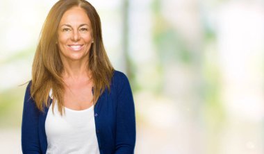 Yüzünde mutlu ve güzel bir gülümseme ile izole arka plan güzel orta yaş rahat yetişkin kadın. Şanslı kişi.