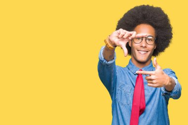 Genç Afrikalı Amerikan iş adamı afro saç ile gözlük ve kırmızı kravat gülümseyen el ve parmaklarla mutlu yüz ile çerçeve yapma. Yaratıcılık ve Fotoğrafçılık konsepti.
