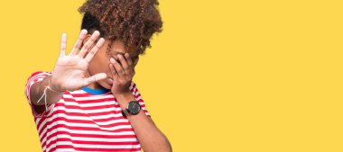 Güzel genç Afro-Amerikan kadın izole elleriyle gözlerini kapsayan arka plan ve stop jest ile acı ve korku ifadesi. Utandım ve negatif kavramı.