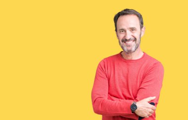 Kameraya bakarak çapraz silah ile gülümseyen izole arka plan mutlu yüzüne kış Kazak giymiş yakışıklı orta yaş ağarmış komuta sizde. Olumlu bir kişi.