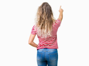 Güzel genç sarışın kadın yüzünden izole arka plan geriye doğru arkasında parmak eliyle işaret Posing