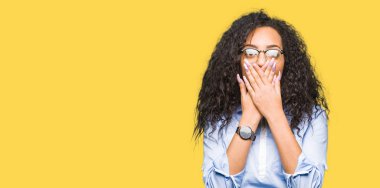 Genç güzel iş kız kıvırcık saçlı gözlüklü ağız hata için elleriyle kapsayan şok. Gizli kavramı.