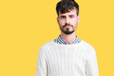 Yakışıklı delikanlı izole arka plan üzerinde kış kazak giyen depresif ve kızgın ve korkmuş ağlıyor sıkıntı için endişeleniyorum. Üzgün ifade.