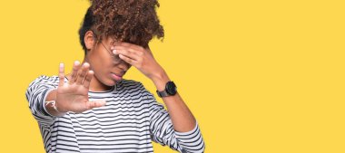 Güzel genç Afro-Amerikan kadın üzerinde gözlük takan izole elleriyle gözlerini kapsayan arka plan ve stop jest ile acı ve korku ifadesi. Utandım ve negatif kavramı.