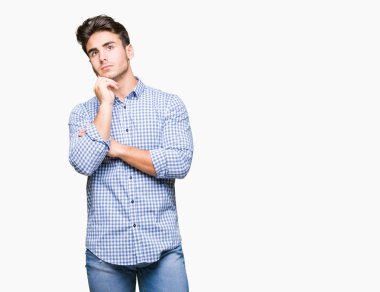 Genç yakışıklı iş adamı çene düşünme hakkında soru, dalgın ifade üzerine el ile izole arka plan üzerinde. Düşünceli yüzüyle gülümsüyor. Şüphe kavramı.