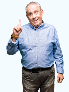 Yakışıklı Senior Businesss adam şık gömlek giyen başarılı bir fikir ile parmak işaret. Çıkıldı ve mutlu. Bir numara.