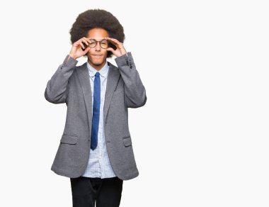 Genç Afro-Amerikalı iş adamı afro saçlı gözlüklü parmaklarıyla, Uykulu ve sabah yorgunluk için yorgun gözlerini açmaya çalışıyor