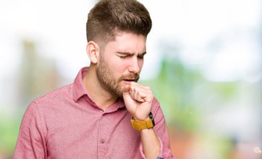 Genç yakışıklı iş casual adam hasta ve soğuk veya bronşit için semptom olarak öksürük duygu. Sağlık kavramı.