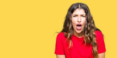 Korkuyor ve şok sürpriz ifade, korku ve heyecan yüz ile rahat t-shirt giyen genç güzel kadın.