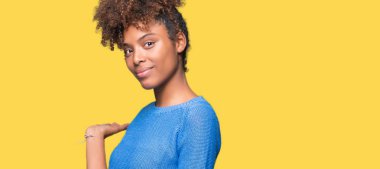 Açık el ile doğal gülümseyen girmek için davet izole arka plan güzel genç Afro-Amerikan kadın