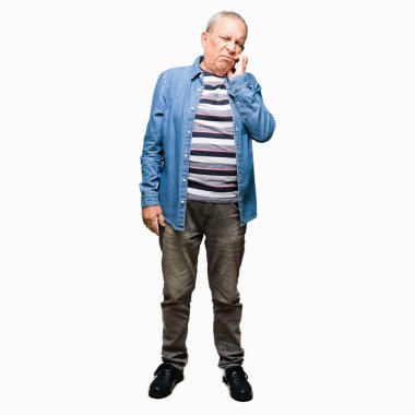 Yakışıklı üst düzey adam stresli ve gergin ile seyir kot ceket giyen tırnak ısırma dudaklarından eller. Anksiyete sorunu.