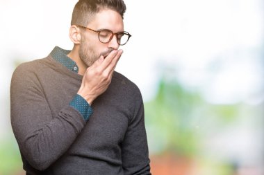 Yakışıklı delikanlı izole arka plan üzerinde gözlük el ağzıyla kapsayan yorgun esneme sıkılmış. Restless ve uyku hali.