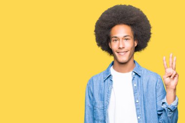 Gösterilen ve parmakları ile işaret afro saçlı genç Afro-Amerikan adam kendinden emin ve mutlu gülümseyerek iken üçüncü.