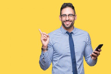 Genç iş adamı izole arka tarafına el ve parmak ile işaret çok mutlu üzerinde akıllı telefon kullanma