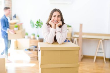 Güzel genç çift yeni bir eve hareket, Genç kadın gülümseyen