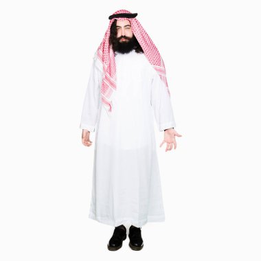 Komik surat ile yanakları şişirme geleneksel keffiyeh eşarp uzun saçlı Arap iş adamı. Ağız ile hava, deli ifade şişirilmiş.