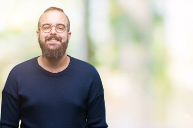 Genç beyaz hipster adam yüzünde mutlu ve güzel bir gülümseme ile izole arka plan üzerinde güneş gözlüğü takıyor. Şanslı kişi.