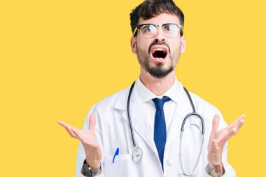 Genç doktor adam izole arka plan üzerine hastane ceket giyiyor deli ve deli bağırma ve agresif ifade ve silah ile bağırdı kaldırdı. Hayal kırıklığı kavramı.