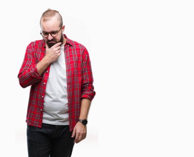 Seyir yorgun ve bıkkın ile depresyon sorun Çapraz kollar ile izole arka plan düşünme üzerinde gözlük takan Genç beyaz hipster adam.