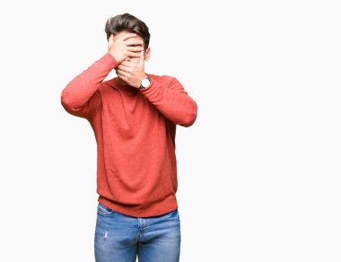 Yakışıklı delikanlı izole arka plan kaplaması gözler ve ağız el ile üzerinden şaşırttı ve şok. Duygu gizleme