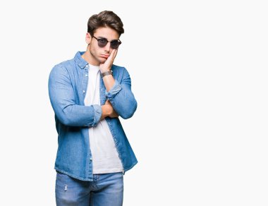 Yakışıklı delikanlı seyir yorgun ve bıkkın ile depresyon sorun Çapraz kollar ile izole arka plan düşünme üzerinde güneş gözlüğü takıyor.