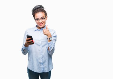 Ok işareti, başparmak ile parmak, mükemmel işareti yapıyor kocaman bir gülümseme ile izole arka plan üzerinde mutlu smartphone kullanan saç Afro-Amerikan iş kız Genç örgülü