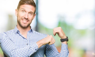 Mavi adam yakışıklı iş işaretleme arkasından el ile gözleri ve thumbs up, kendinden emin gülümseyen