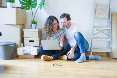 Orta yaş Senior romantik çift içinde aşk oturma üzerinde the Apartme