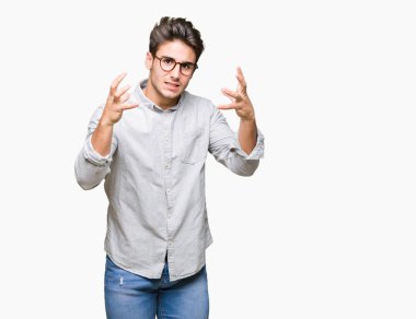 Üzerinde gözlük takan genç yakışıklı adam arka plan boğazlamak istiyor eller öfke ile sinirli bağıran kızgın bağırıyor izole