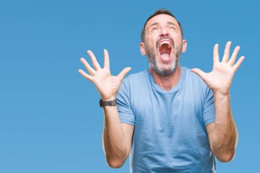 Orta yaş ağarmış üst düzey adam kızgın ve silah ile başarı için deli kutluyor izole arka plan üzerinde kaldırdı ve heyecanlı çığlık gözler kapalı. Kazanan kavramı