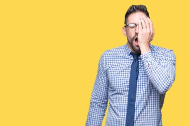 İzole arka plan kat yarım yüz, göz ve ağız el ile yorgun esneme üzerinde gözlük takan genç iş adamı. Acı yüzü acıyor.