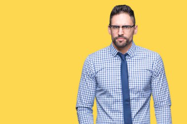 İzole arka plan şüpheci ve sinir, papatyanın üzgün üzerinde sorunu nedeniyle gözlüklü genç iş adamı. Negatif kişi.