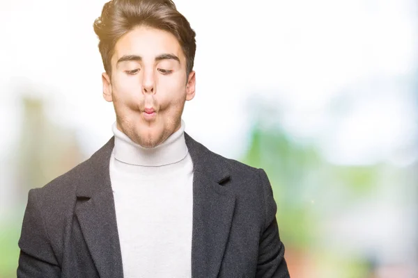 Homem Jovem Elegante Vestindo Casaco Inverno Sobre Fundo Isolado Fazendo — Fotografia de Stock