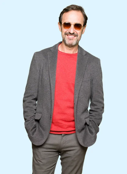 Medelålders Stilig Affärs Man Som Bär Sol Glasögon Med Ett — Stockfoto
