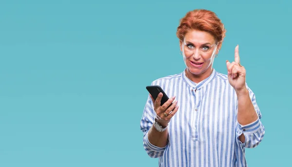 Atrctive Senior Kaukasischen Rothaarige Frau Smartphone Sms Über Isolierten Hintergrund — Stockfoto