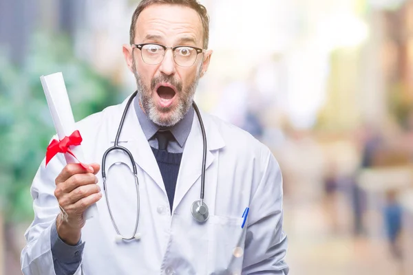 Medelåldern Senior Hoary Doktor Mannen Innehar Examensbevis Över Isolerade Bakgrund — Stockfoto