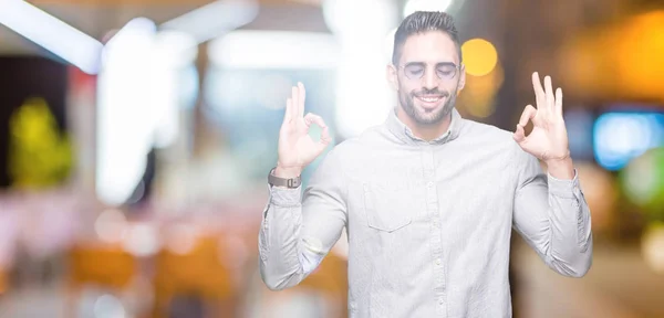 Joven Hombre Guapo Con Gafas Sol Sobre Fondo Aislado Relajarse —  Fotos de Stock