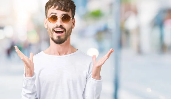 Ung Stilig Man Bär Solglasögon Över Isolerade Bakgrund Firar Crazy — Stockfoto