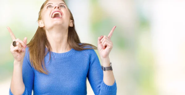 Schöne Reife Frau Mittleren Alters Die Winterpullover Über Isoliertem Hintergrund — Stockfoto