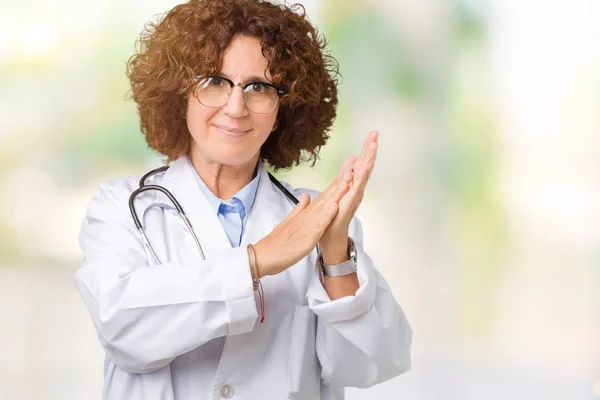 Medico Anziano Medio Ager Donna Sfondo Isolato Applaudendo Applaudendo Felice — Foto Stock