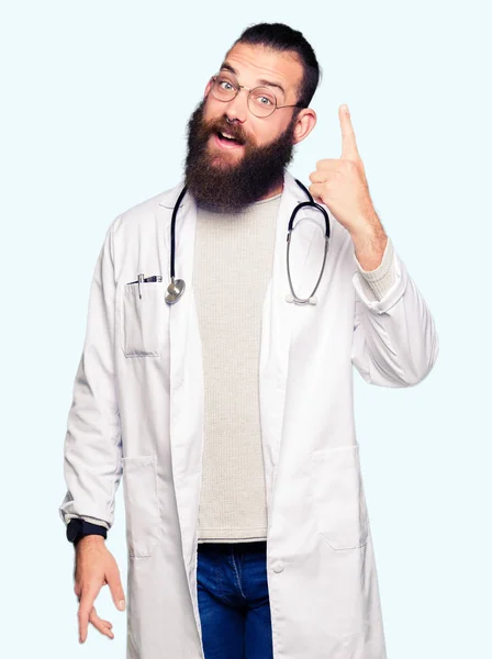 Joven Doctor Rubio Con Barba Usando Abrigo Médico Apuntando Con —  Fotos de Stock