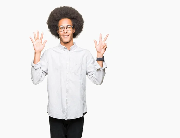 Jovem Americano Africano Com Cabelo Afro Vestindo Óculos Mostrando Apontando — Fotografia de Stock