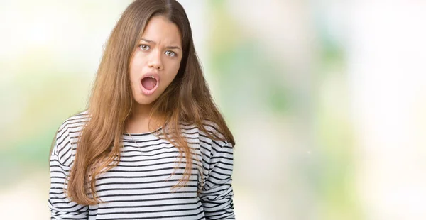 Junge Schöne Brünette Frau Trägt Streifenpullover Über Isoliertem Hintergrund Schockgesicht — Stockfoto