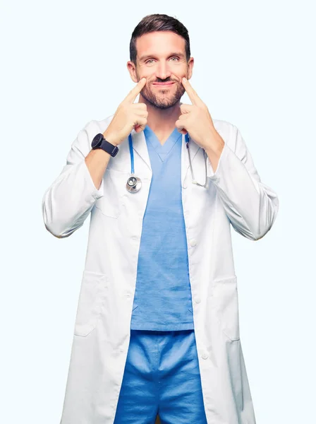 Bonito Médico Homem Vestindo Uniforme Médico Sobre Fundo Isolado Sorrindo — Fotografia de Stock