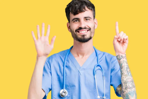 Jonge Knappe Verpleegster Man Draagt Chirurg Uniform Geïsoleerde Achtergrond Tonen — Stockfoto