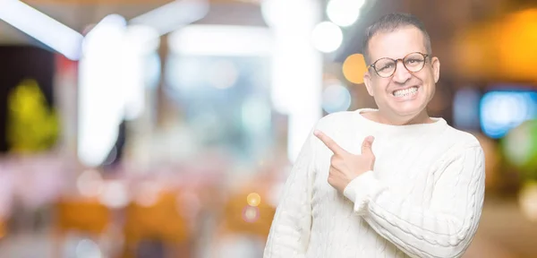 Orta Yaş Arap Adam Gözlüklü Izole Arka Neşeli Bir Gülümseme — Stok fotoğraf