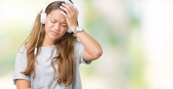 Junge Schöne Frau Mit Kopfhörer Musik Hören Über Isolierten Hintergrund — Stockfoto