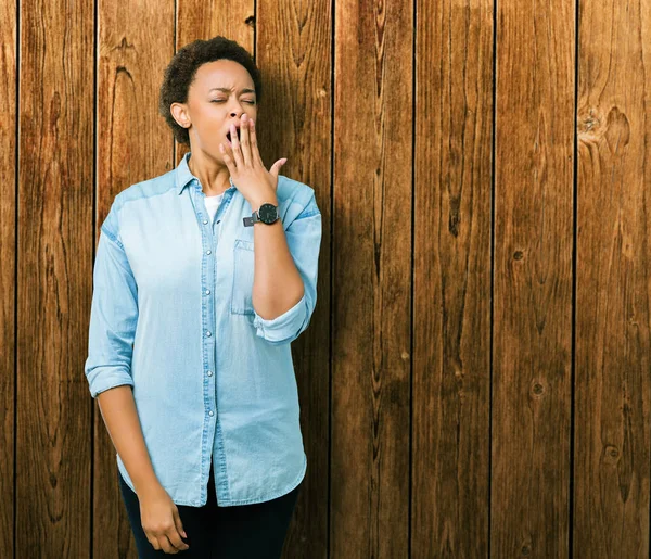 Jovem Bela Mulher Afro Americana Sobre Fundo Isolado Entediado Bocejo — Fotografia de Stock